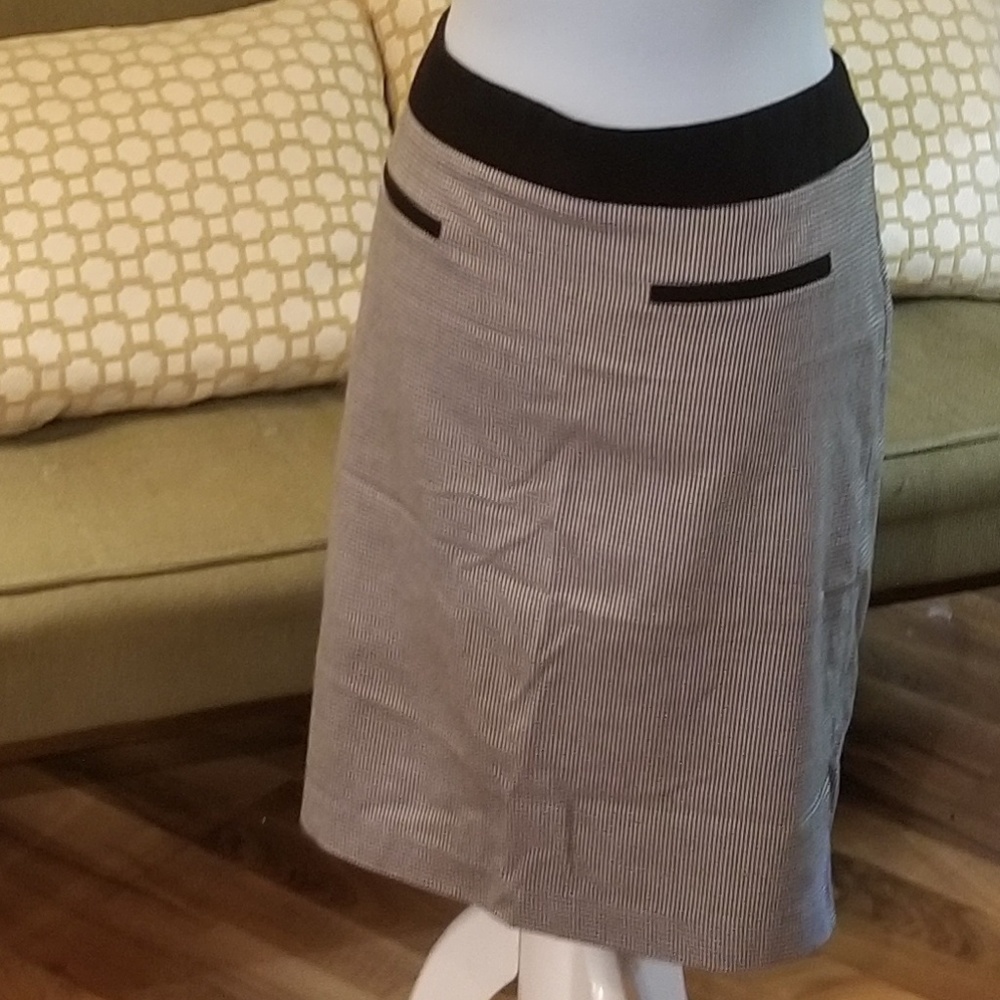 Christopher & Banks houndstooth pencil skirt. - Picture 2 of 7